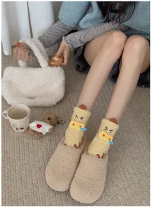 Detailansicht dicker Korallenvlies-Socken mit süßem Cartoon-Schwein für gemütliche Tage