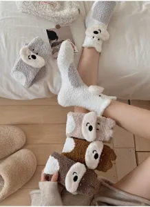 Detailweergave van diverse pluizige koraalvlies sokken met Schnauzer hondenpatronen.