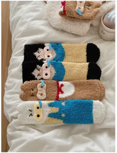 Detailansicht verschiedener Farben süßer Schweine-Cartoon-Korallenvlies-Wintersocken