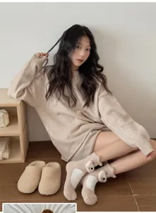 Comfortabele beige koraalvlies sokken met schattig Schnauzer hondenpatroon op model.