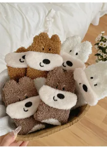 Detailopname van pluizige Schnauzer hond koraalvlies sokken in een houten mandje.