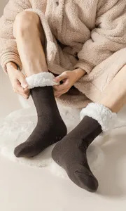 Detailansicht dicker Thermo-Wintersocken für Herren mit warmem weißem Sherpa-Futter