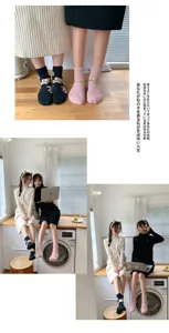 Nahaufnahme von weichen Korallenvlies-Socken mit süßen Bärenmustern in Rosa und Schwarz