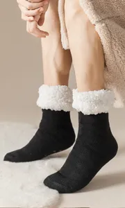 Nahaufnahme von dicken Herren-Wintersocken mit extrem warmem weißem Sherpa-Futter.
