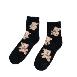 Gemütliche schwarze Korallenvlies-Socken mit süßen braunen Teddybär-Mustern für den Winter