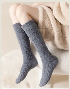 Nahaufnahme von grauen, flauschigen, kniehohen Socken für warme Wintertage zu Hause