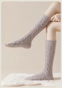 Nahaufnahme von weichen lila Flauschsocken für Winterwärme und Komfort