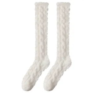 Gemütliche weiße flauschige Zopfstrick lange Socken für Damen Schlafkleidung
