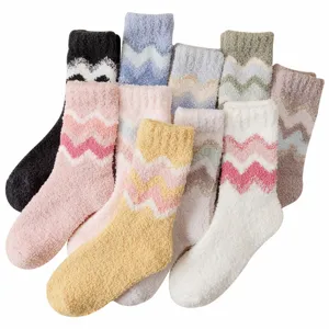 Calzini spessi in pile corallo con motivi a zigzag in vari colori pastello delicati