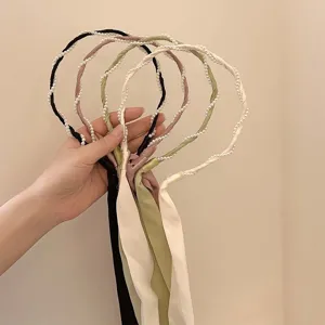 Diademas elegantes con perlas y cintas de satén en varios colores para peinados de mujer