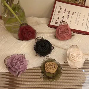 Pinces à cheveux vintage en forme de rose en tissu dans six couleurs élégantes assorties