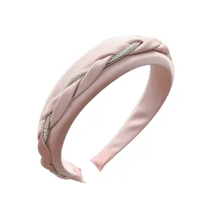 Elegante roze gevlochten gewatteerde hoofdband met fonkelende strass details