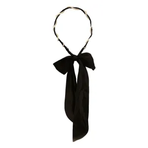 Elegante diadema de satén negro con perlas y gran lazo decorativo con cintas largas