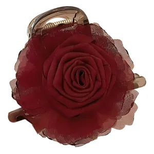Pince à cheveux vintage élégante en forme de rose rouge foncé aux pétales en tissu