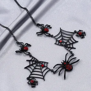 Vue détaillée du collier d'araignée d'Halloween avec toiles noires et strass rouges.