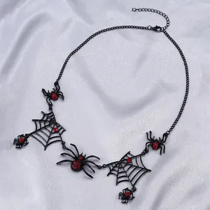 Vue détaillée d'un collier d'Halloween noir avec des araignées en strass rouges et toiles.