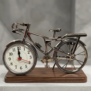Orologio sveglia creativo a forma di bicicletta vintage con finitura argento metallizzato