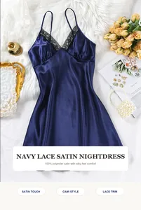 Detailansicht eines dunkelblauen Satin-Nachthemds mit Spitze im Cami-Stil