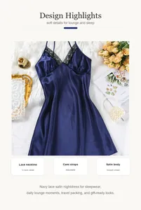 Detailansicht des dunkelblauen Satin-Nachthemds mit elegantem V-Ausschnitt aus Spitze