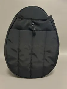 Detailansicht einer professionellen schwarzen tropfenförmigen Pickleball-Tasche auf Tisch