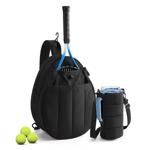 Nahaufnahme einer gesteppten Tennistasche mit passendem isoliertem Flaschenhalter