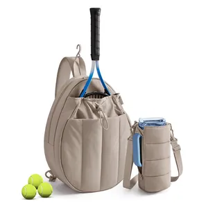 Passendes beiges gestepptes Tennis-Rucksack- und Trinkflaschenhalter-Set mit Tennisbällen