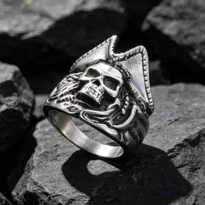 Bague pirate gothique vintage avec tête de mort en acier titane sur fond de roche noire