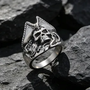 Bague tête de mort pirate en acier inoxydable de style vintage sur roche sombre