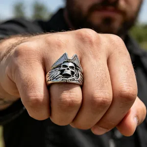 Bague tête de mort en acier inoxydable antique avec chapeau de pirate sur un poing d'homme