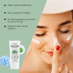 Vue détail du tube de crème solaire apaisante HOYGI centella SPF50 avec modèle appliquant la crème.