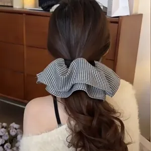 Πίσω όψη ενός μεγάλου scrunchie με κλασικό σχέδιο πιε-ντε-πουλ σε κυματιστή αλογοουρά