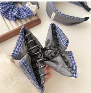 Vue détaillée d'un ensemble d'accessoires de cheveux à carreaux bleus et gris