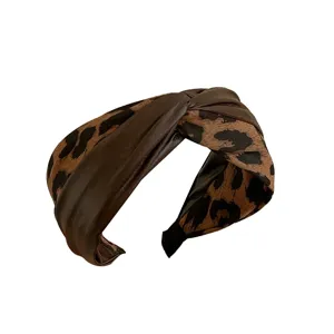 Bandeau large torsadé tendance avec imprimé léopard et similicuir marron élégant