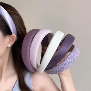 Variété de serre-têtes violets rembourrés avec différentes textures pour la coiffure