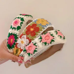 Vue détaillée de bandeaux fleuris en crochet faits main dans divers coloris très vifs