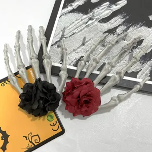 Gotische Skeletthand-Haarspangen mit schwarzen und roten Rosen für Halloween-Dekoration