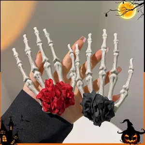 Gotische Skeletthand-Haarspangen mit roten und schwarzen Rosen für Halloween-Kostüme