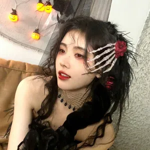Gotische Skeletthand Haarklammer mit roter Rose für Halloween und Cosplay Kostüme
