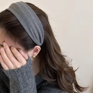 Elegante fascia larga in lana grigio scuro per donna in un dolce stile autunnale