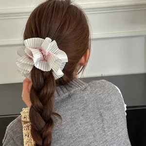 Chouchou élégant plissé à double couche blanc et rose pour des coiffures tressées