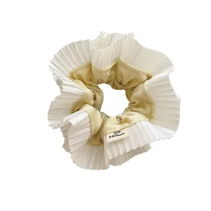 Chouchou plissé à double couche élégant en crème et blanc pour une coiffure douce et sucrée