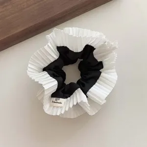 Handgefertigter doppellagiger Falten-Scrunchie in Schwarz und Weiß