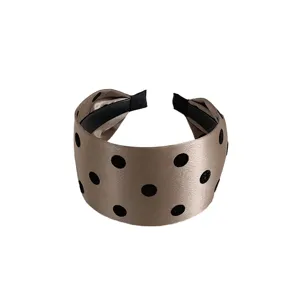 Bandeau large élégant à pois avec finition satinée pour un look à tête haute.