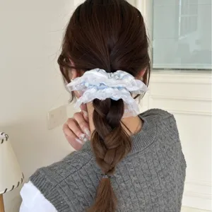 Hellblau gestreiftes Spitzen-Scrunchie an einer geflochtenen Frisur für eine weiche Ästhetik