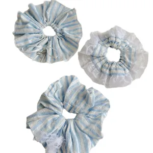 Set aus drei eleganten hellblau gestreiften Haargummis mit stilvoller weißer Spitze