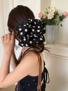 Chouchou surdimensionné en satin noir à pois avec perles élégantes pour un look français
