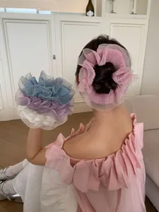 Große Organza-Haargummis im Balletcore-Stil mit Faltenrüschen in Pastellfarben