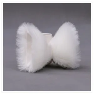 Vue détaillée de pinces à cheveux chat en fausse fourrure blanche accessoire Lolita.