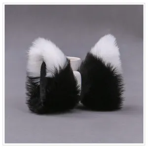 Vue détaillée de pinces à cheveux en peluche noire et blanche, oreilles de chat Lolita.