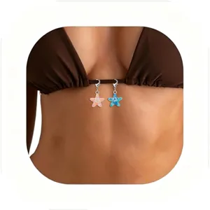 Detailopname van zeester hangers met kreeftsluiting gebruikt als bikini decoratie